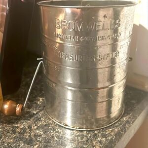 BROMWELL’S Vintage/antique 3 cup flour sifter w wood turn knob. EXCELLENT COND.